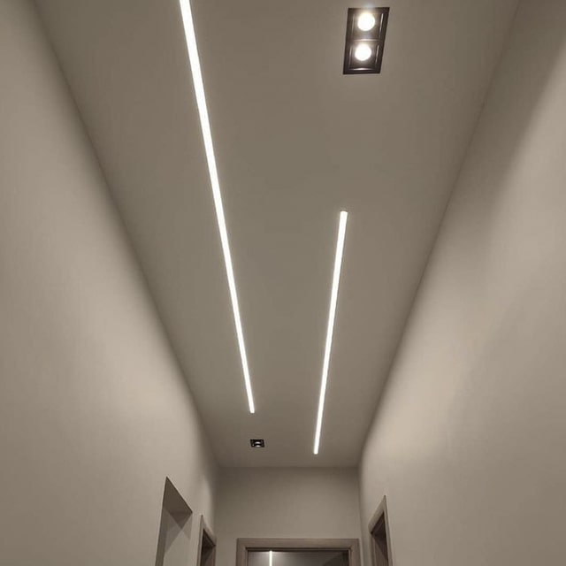 Белый матовый натяжной потолок  в коридоре со световыми линиями