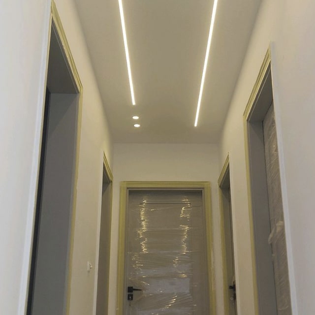 Белый матовый натяжной потолок в коридоре со световыми линиями