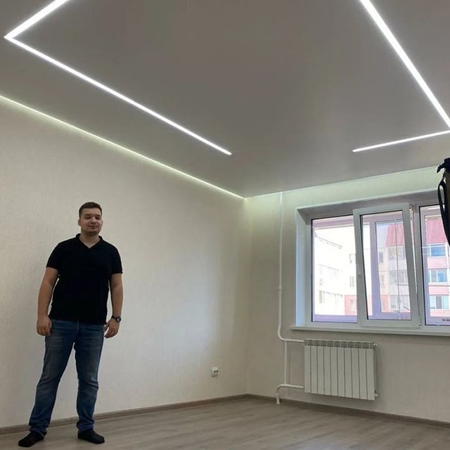 Белый матовый натяжной потолок в комнате со световыми линиями