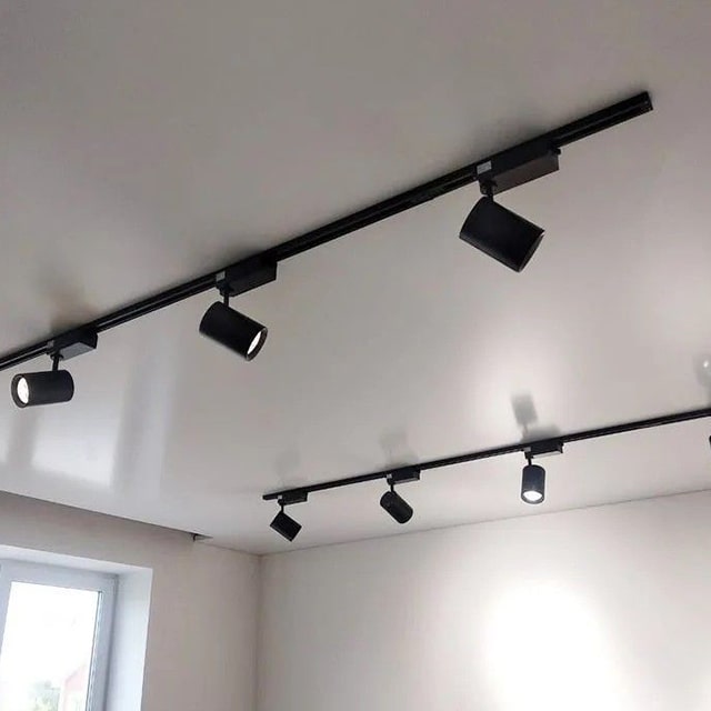 Белый матовый натяжной потолок с трековым освещением