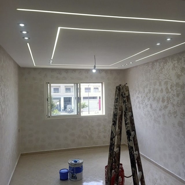 Точечные светильники и световые линии на натяжном потолке